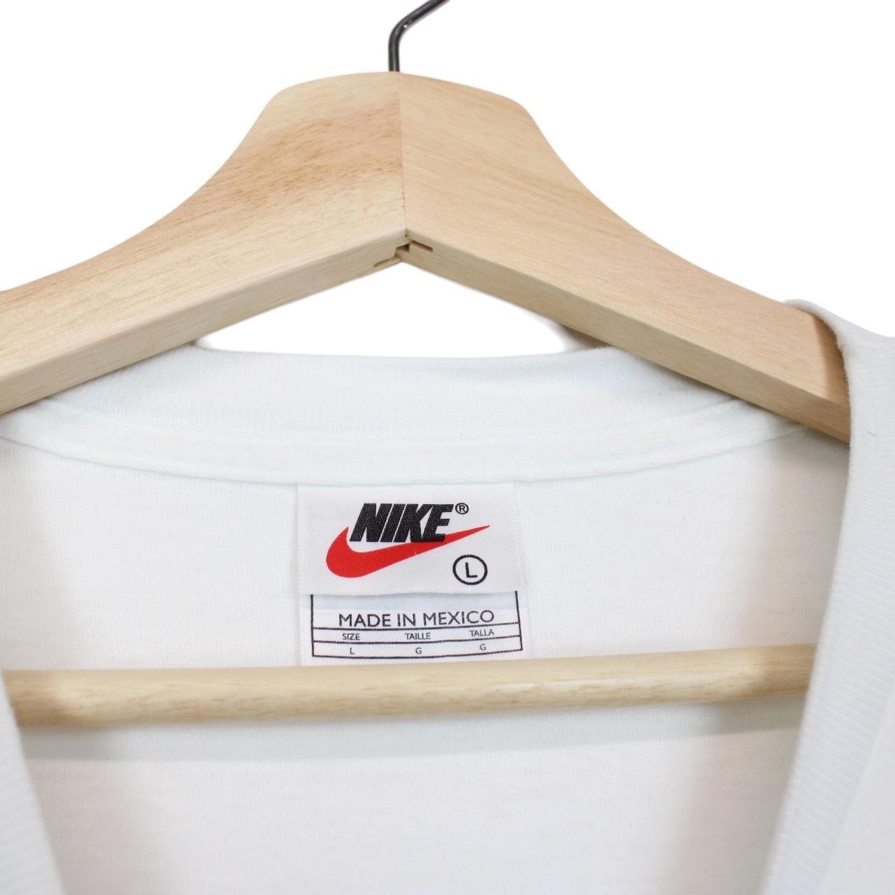 Nike white short sleeve cotton t-shirt with chest pocket and vintage logo.
