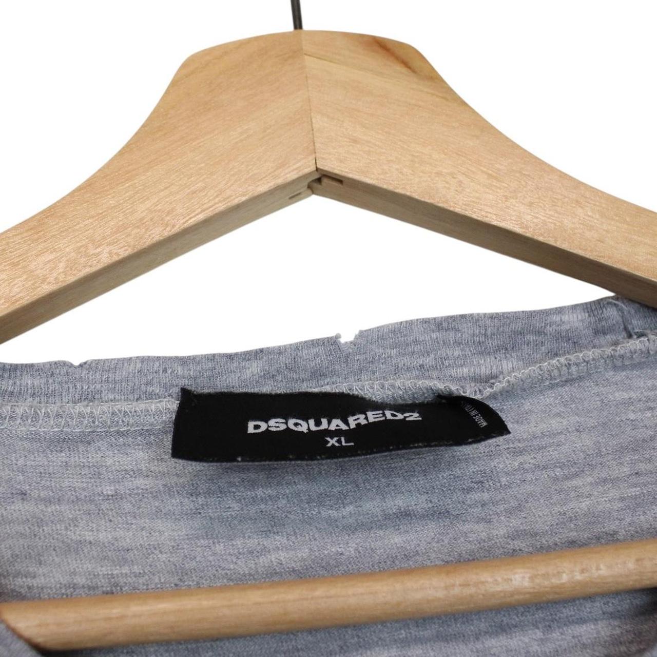 Dsquared2 grey pocket t-shirt with distressed logo print and cotton material.