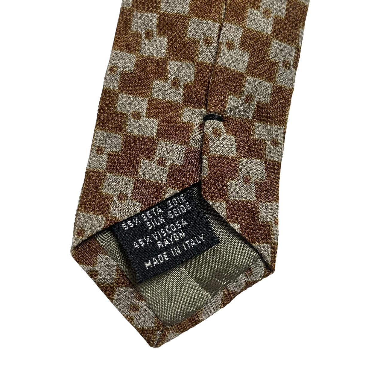 Giorgio Armani beige and brown tie with silk blend, featuring subtle pattern and excellent condition.