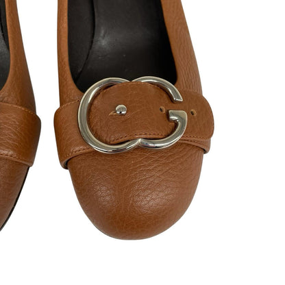 Gucci brown high heels with pebbled leather and interlocking G buckle detail.