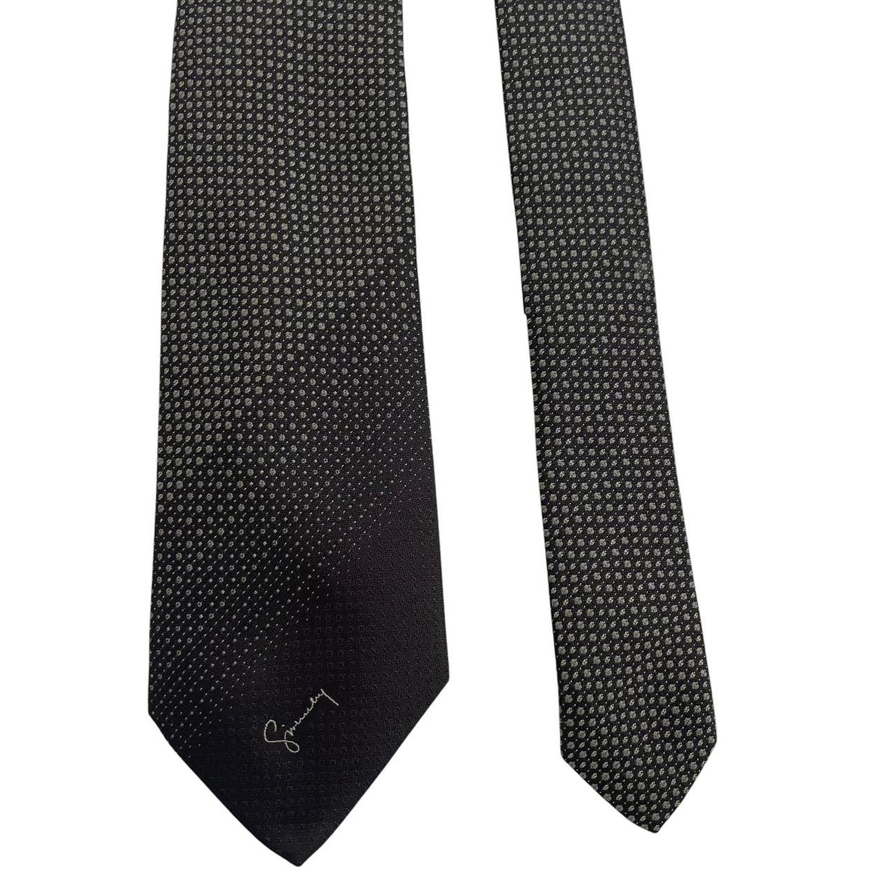 Givenchy grey polyester tie featuring a classic design and excellent condition.