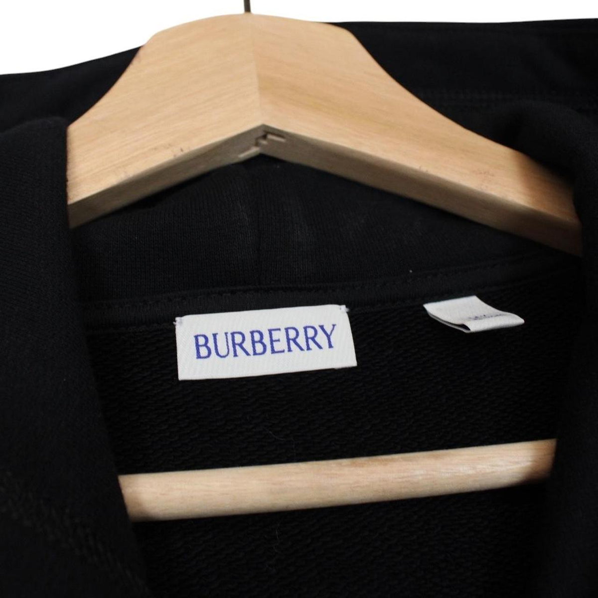 Burberry black hoodie with Nova Check trim and full zip, made of cotton.