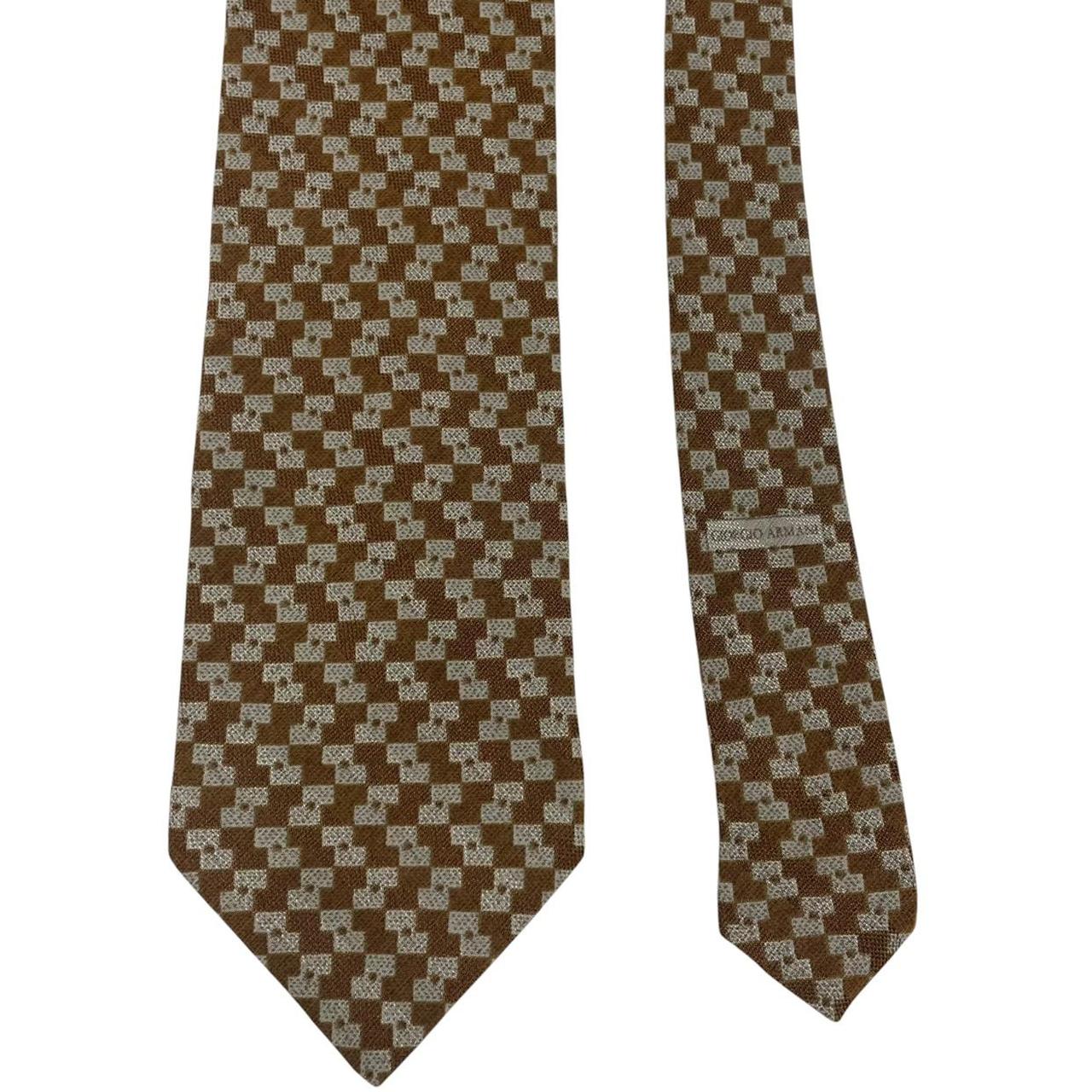 Giorgio Armani beige and brown tie with silk blend, featuring subtle pattern and excellent condition.