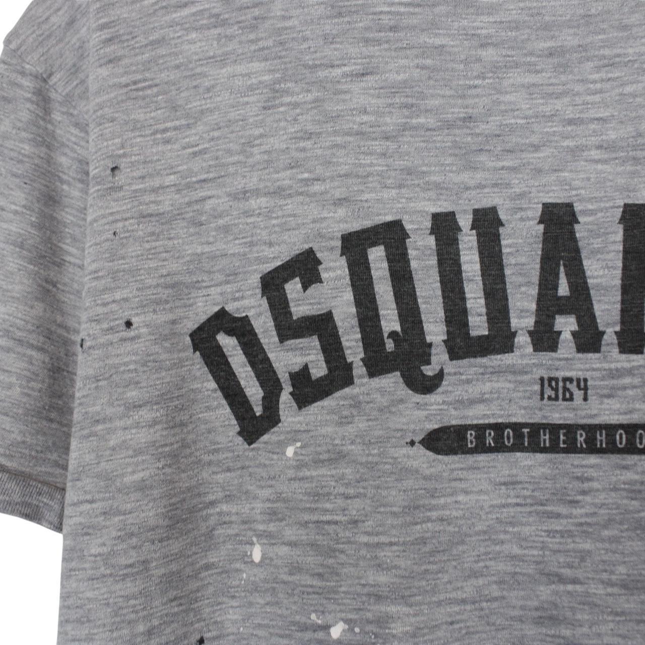 Dsquared2 grey pocket t-shirt with distressed logo print and cotton material.