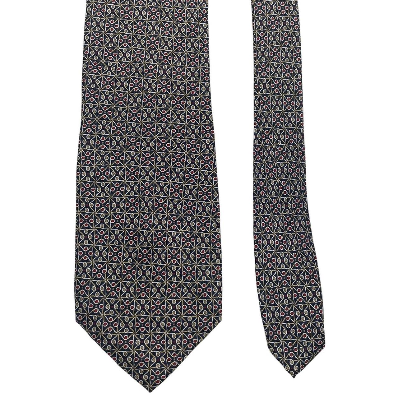 Gucci navy blue silk tie with vintage pattern and logo detail.