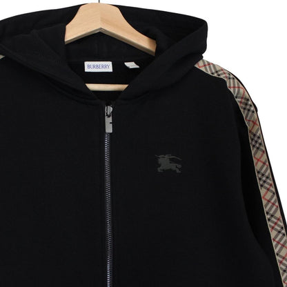 Burberry black hoodie with Nova Check trim and full zip, made of cotton.