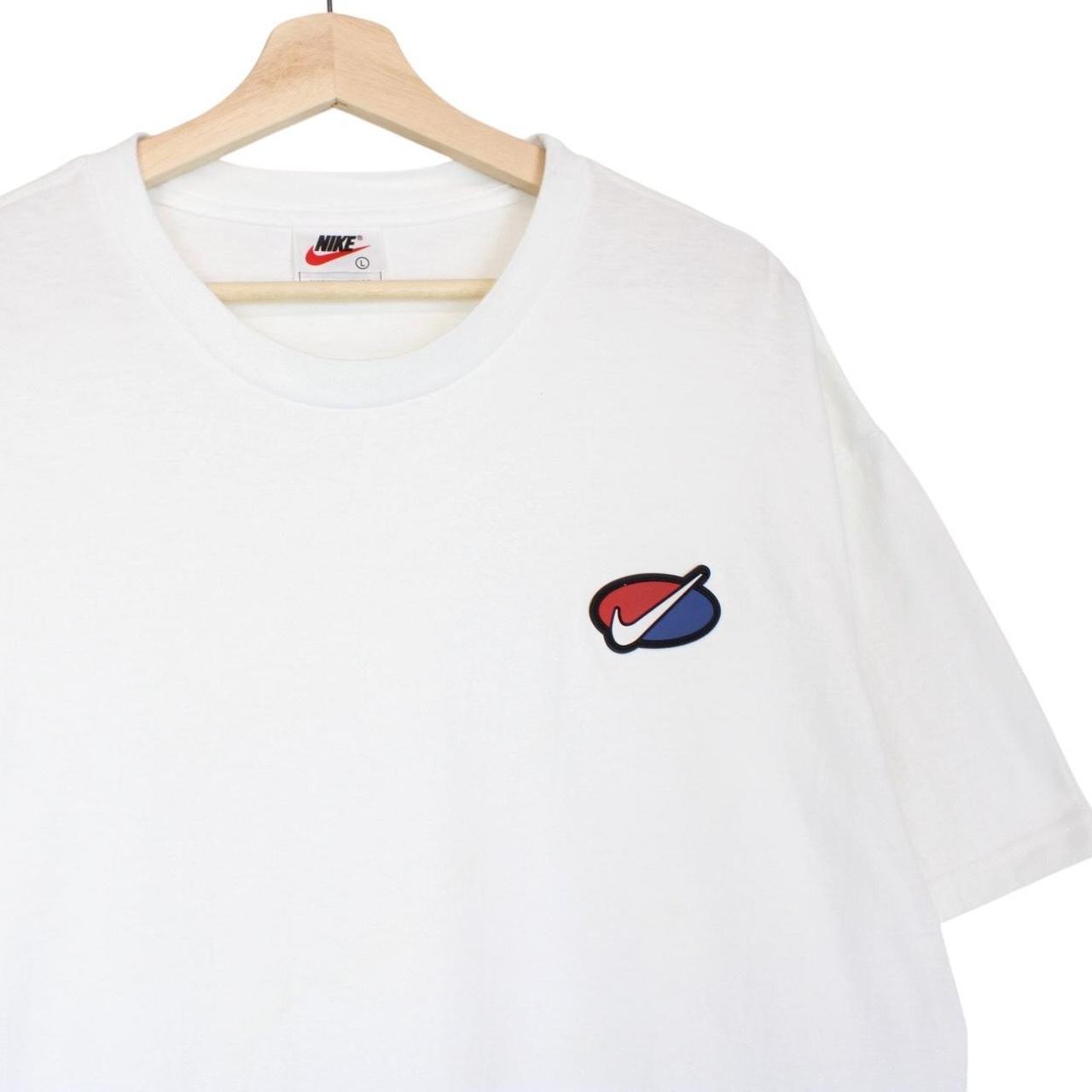 Nike white short sleeve cotton t-shirt with chest pocket and vintage logo.
