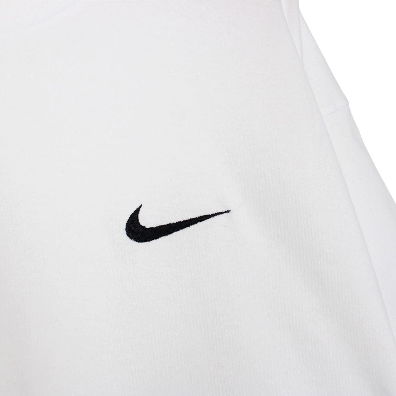 Nike white short sleeve cotton t-shirt with pocket and vintage logo detail.