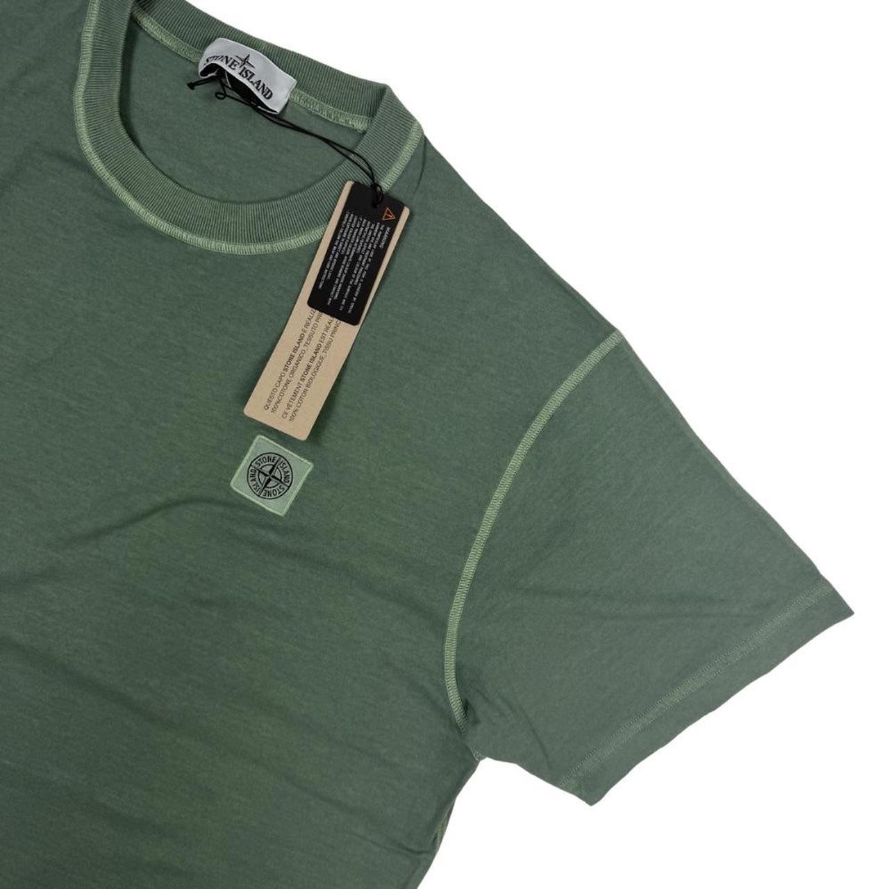 Stone Island green pocket t-shirt with compass logo and fissato effect cotton texture.