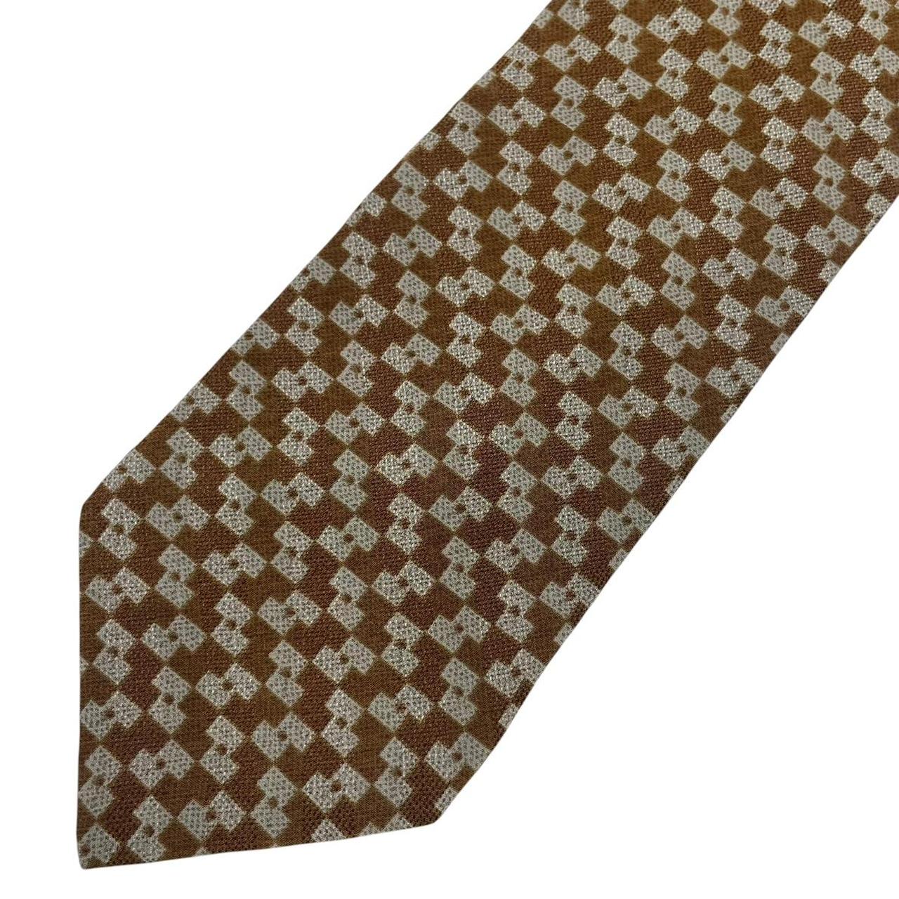 Giorgio Armani beige and brown tie with silk blend, featuring subtle pattern and excellent condition.