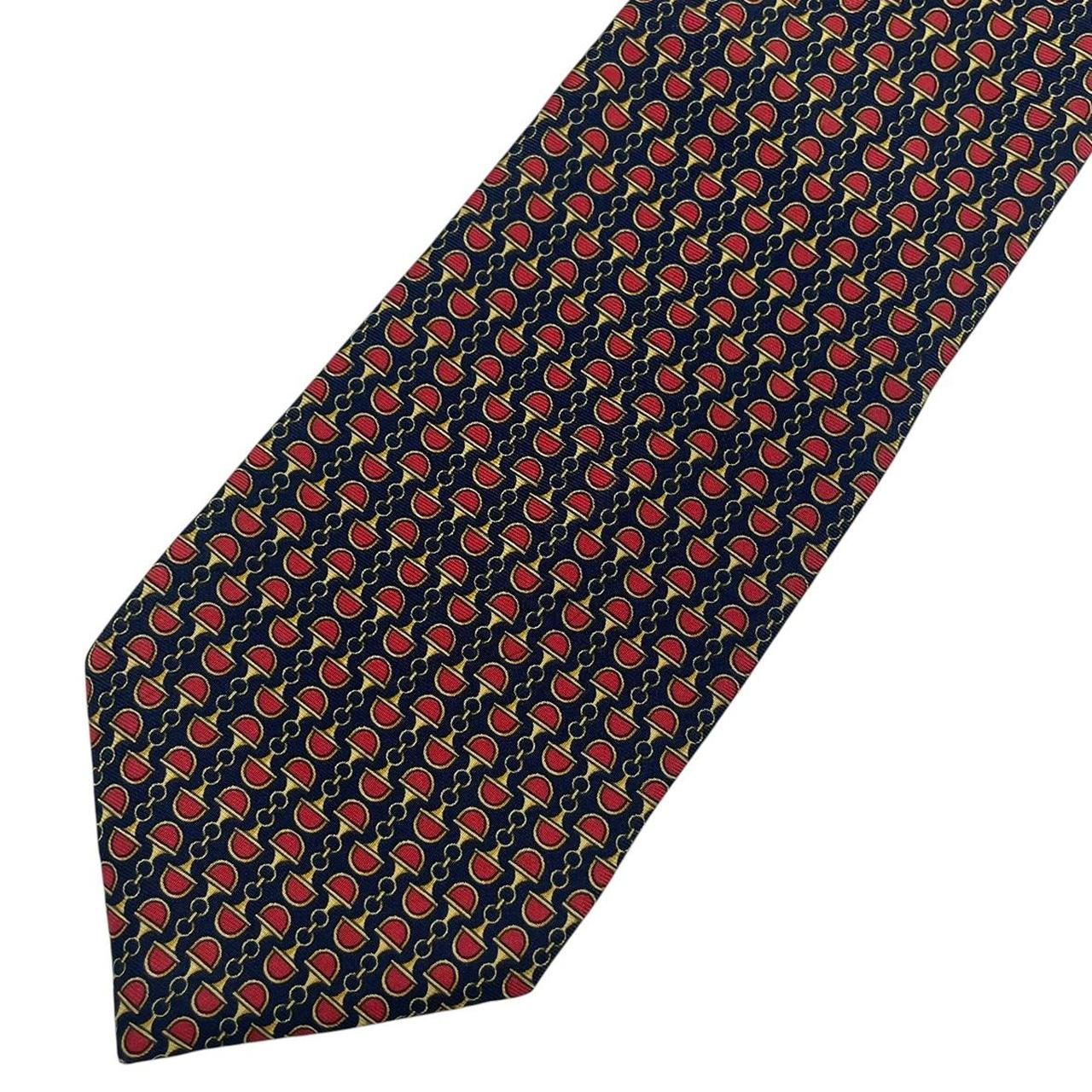 Gucci silk tie red and navy blue horsebit pattern with logo detail.