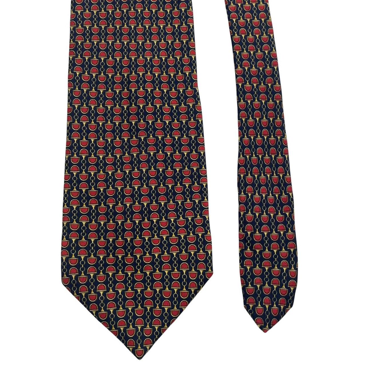 Gucci silk tie red and navy blue horsebit pattern with logo detail.