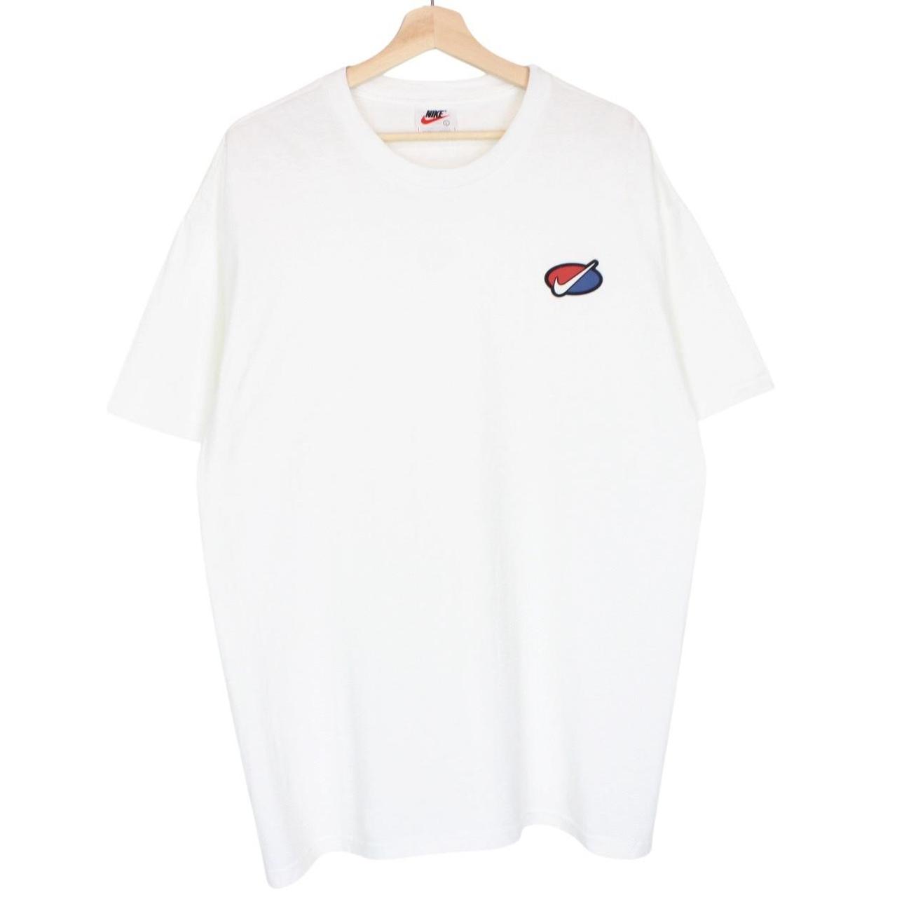Nike white short sleeve cotton t-shirt with chest pocket and vintage logo.