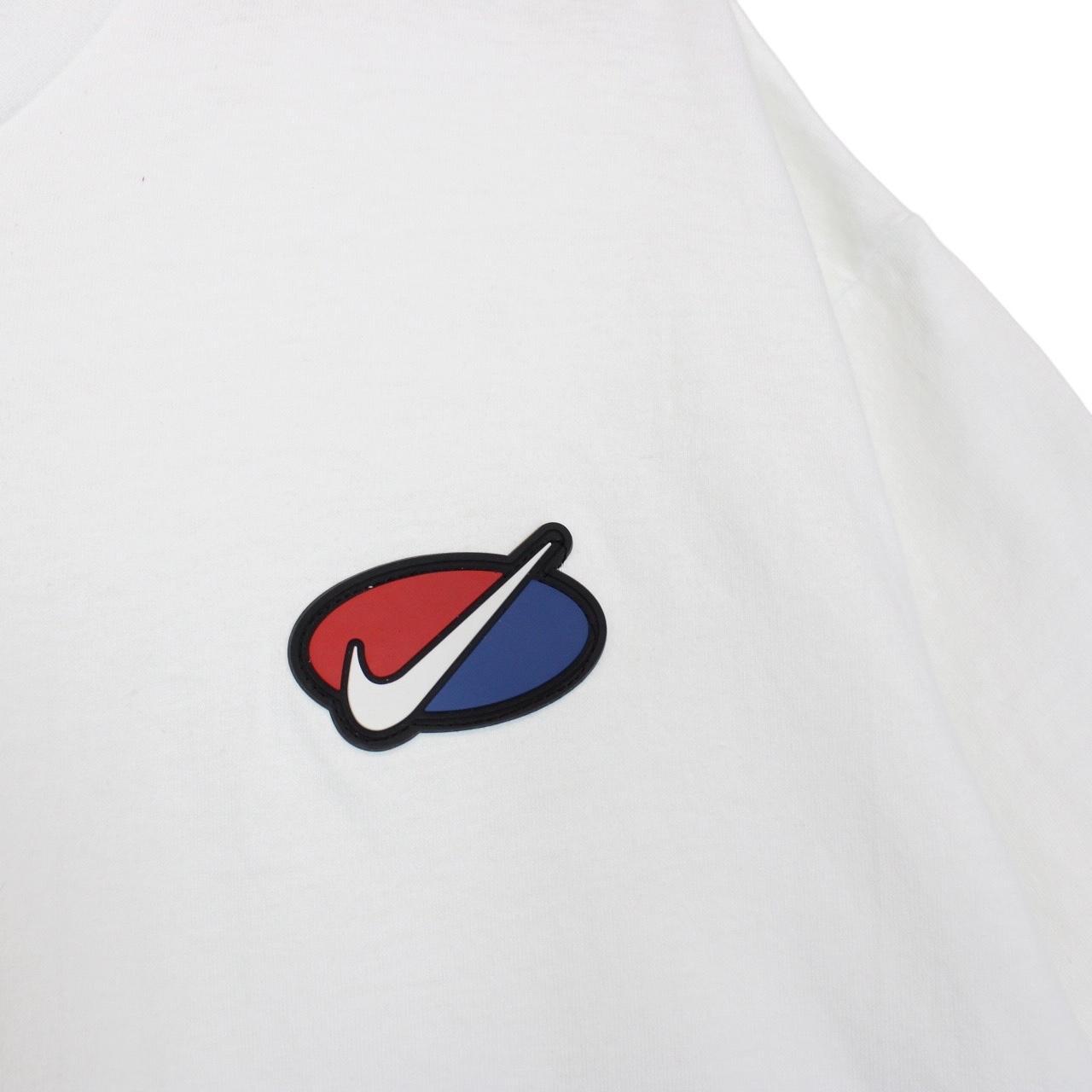 Nike white short sleeve cotton t-shirt with chest pocket and vintage logo.