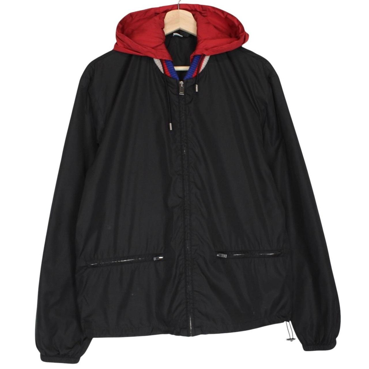 Gucci black windbreaker jacket with logo print and full zip, made of nylon.