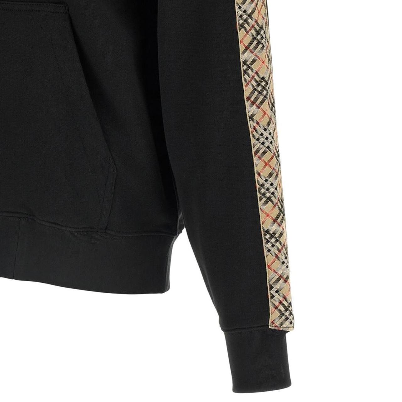 Burberry black hoodie with Nova Check pattern and full zip, made of cotton.