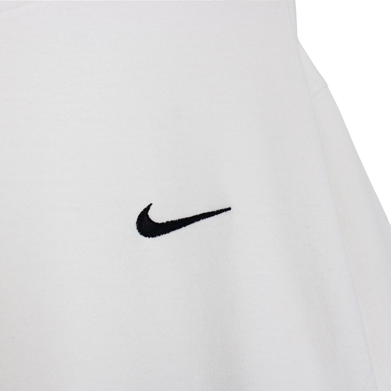 Nike white short sleeve cotton t-shirt with pocket and vintage logo detail.