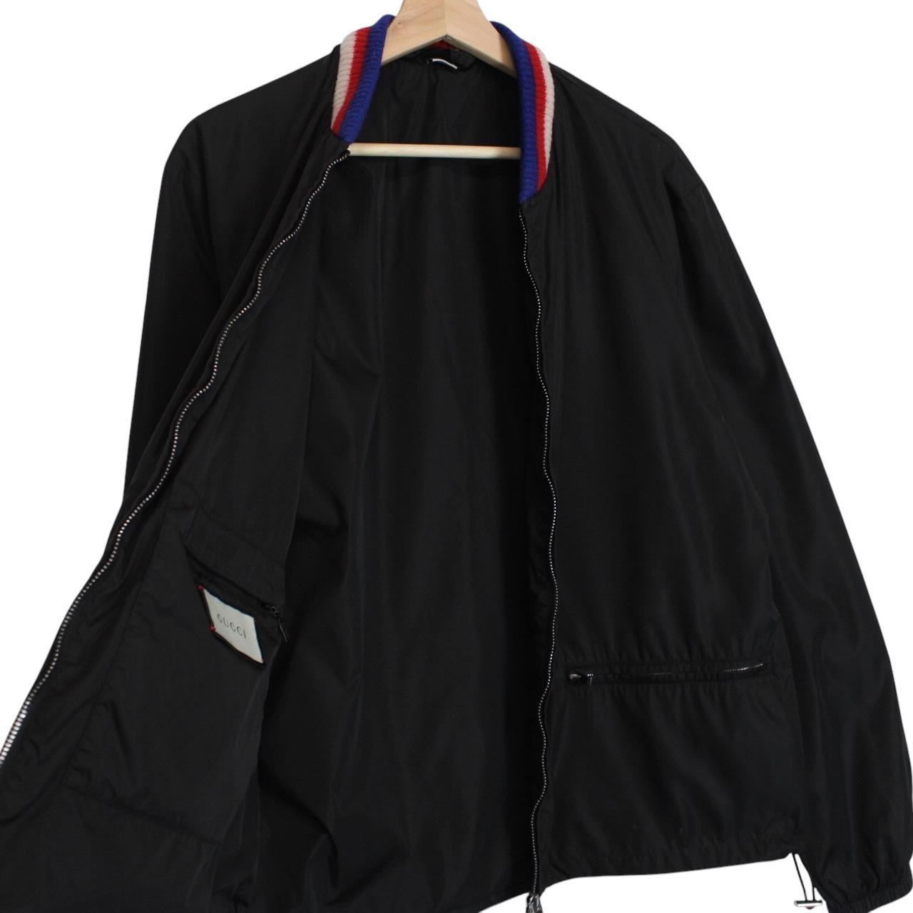 Gucci black windbreaker jacket with logo print and full zip, made of nylon.