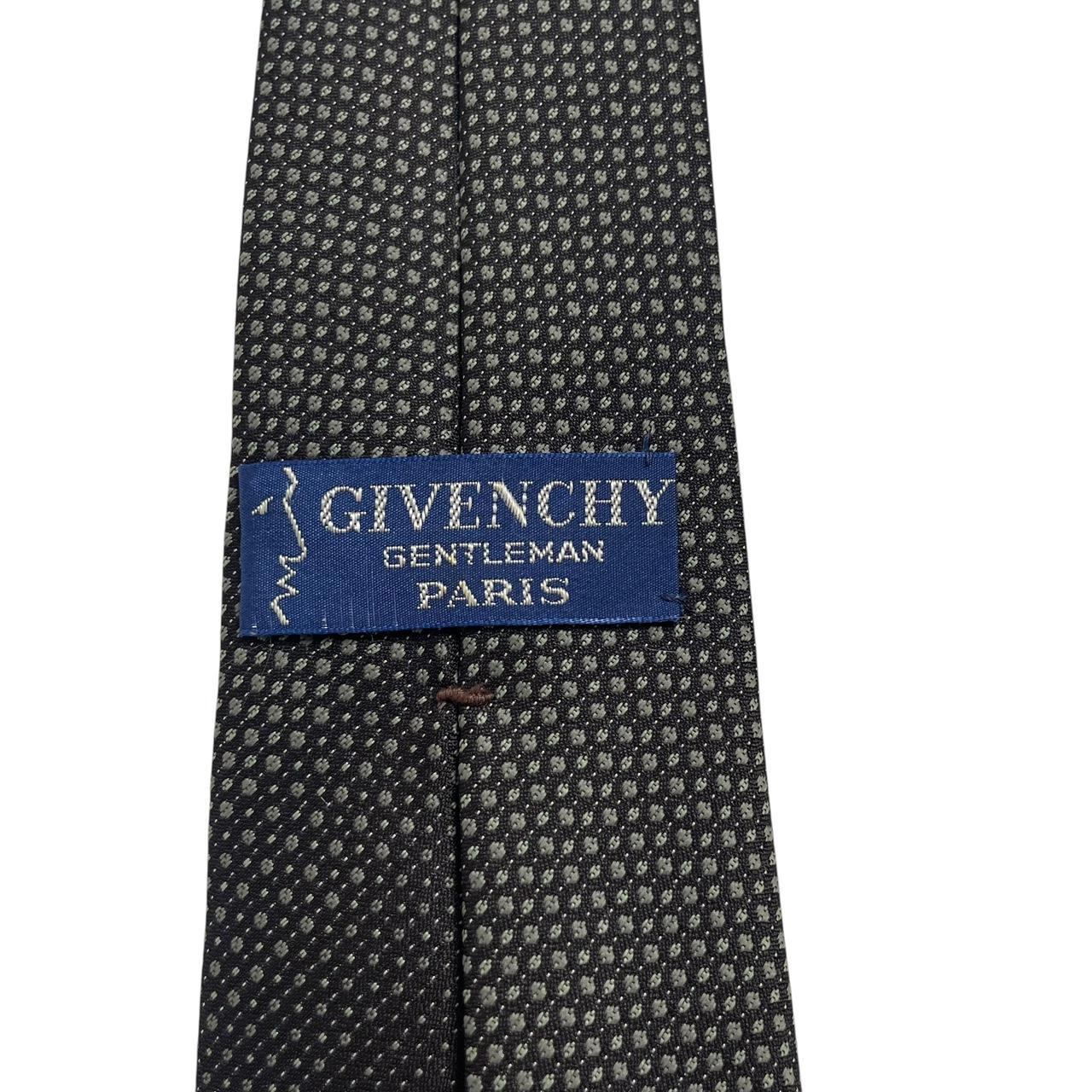 Givenchy grey polyester tie featuring a classic design and excellent condition.