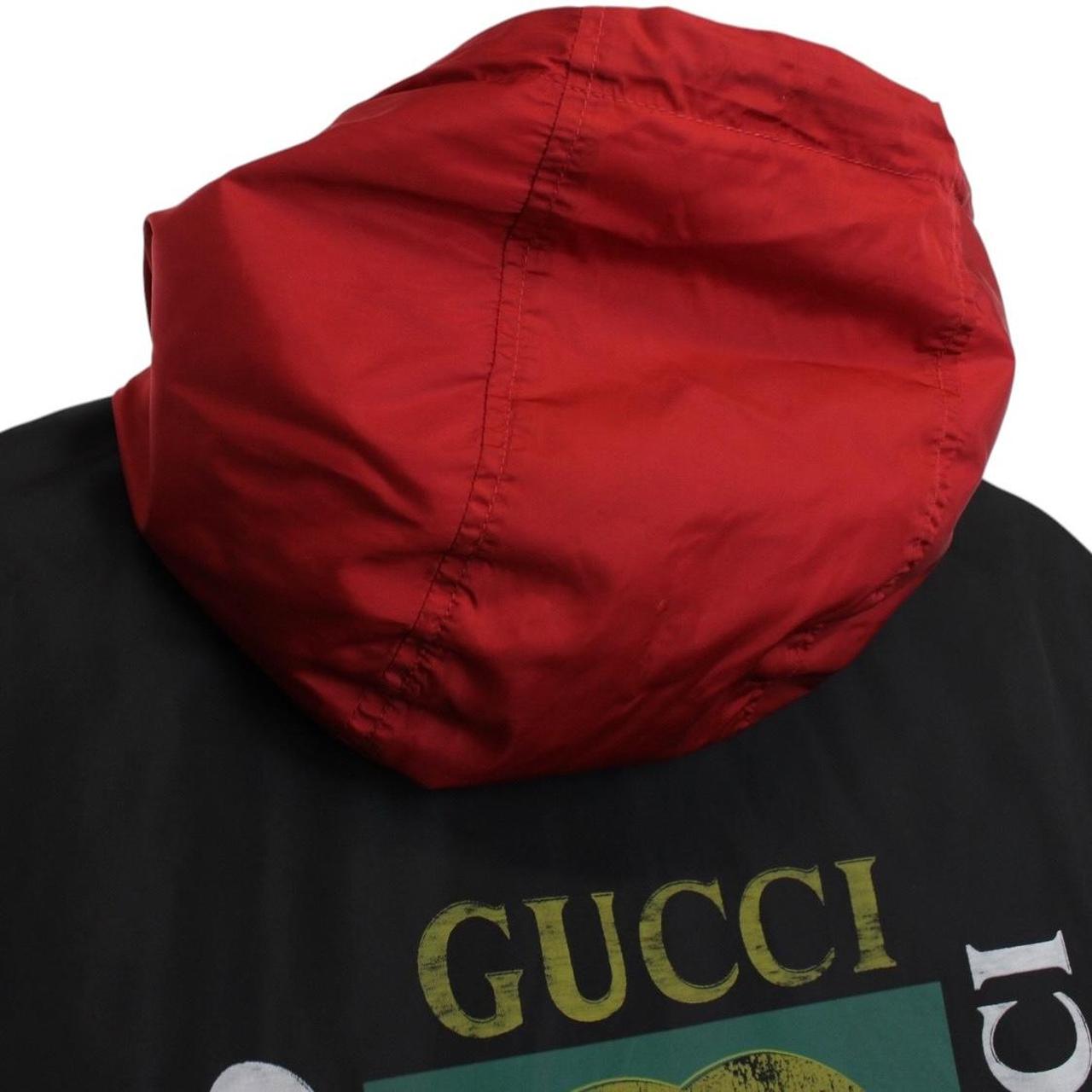 Gucci black windbreaker jacket with logo print and full zip, made of nylon.
