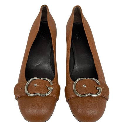 Gucci brown high heels with pebbled leather and interlocking G buckle detail.