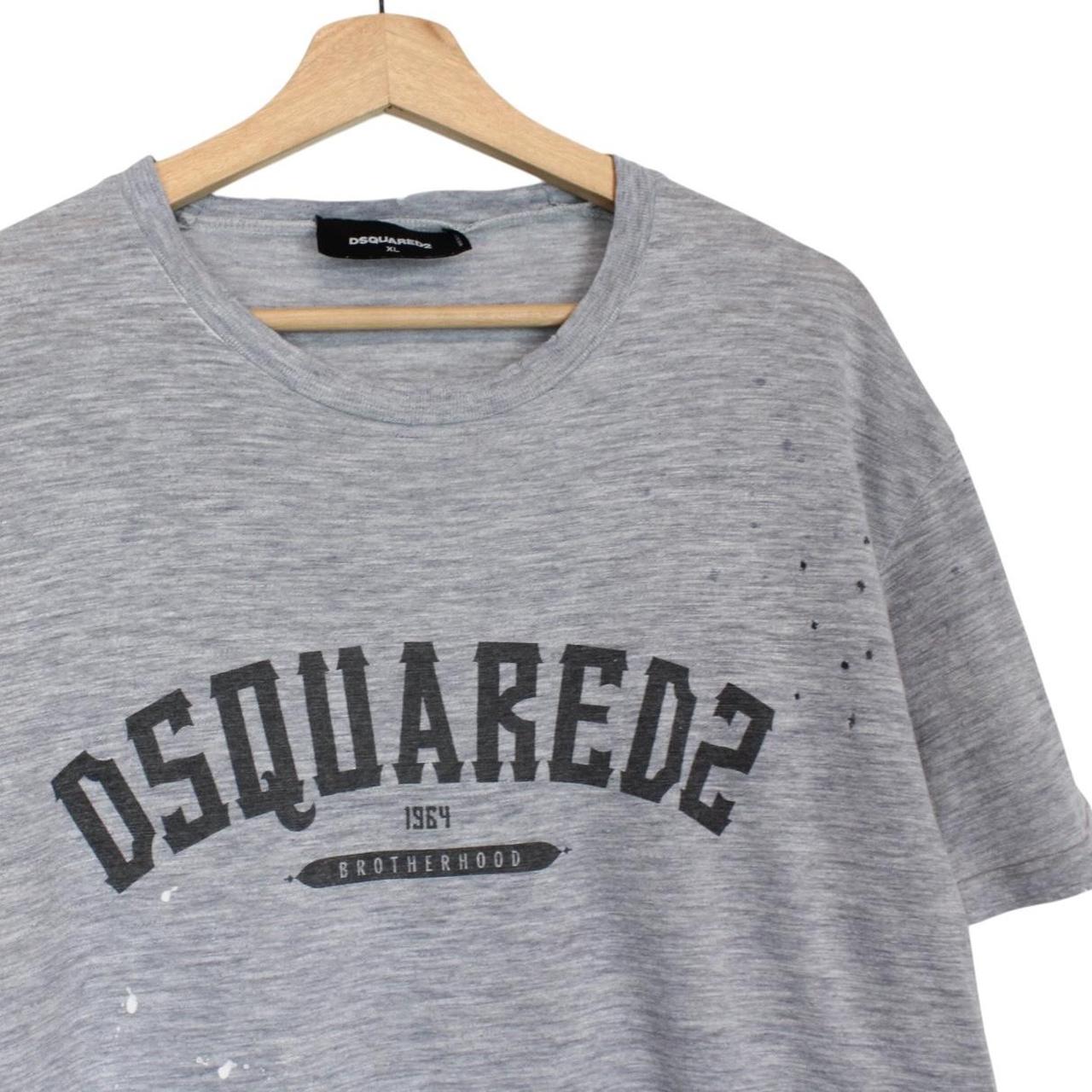 Dsquared2 grey pocket t-shirt with distressed logo print and cotton material.