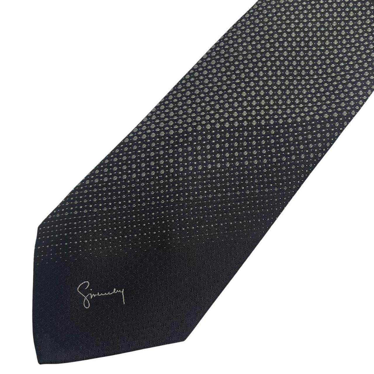 Givenchy grey polyester tie featuring a classic design and excellent condition.