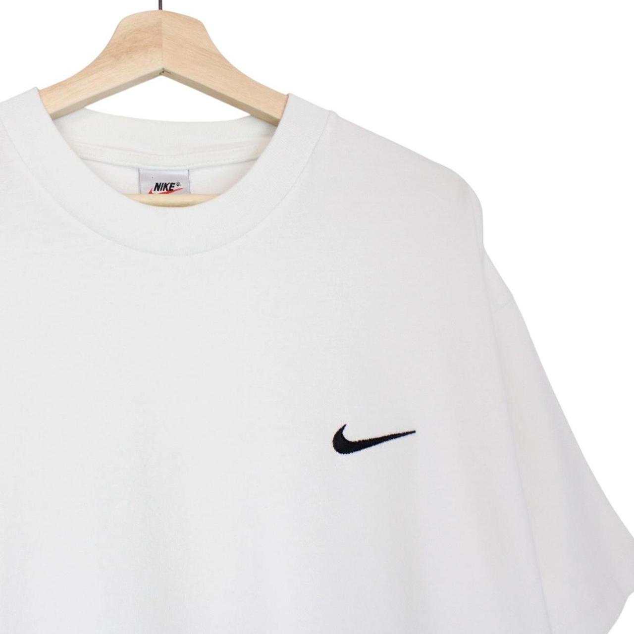 Nike white short sleeve cotton t-shirt with pocket and vintage logo detail.